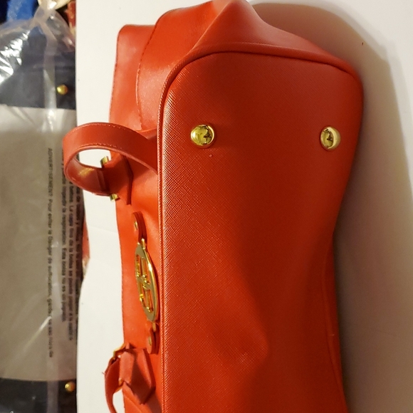 Iman designed tote bag, RedFauxLeather,pockets inside and out,goldtone hardware - Picture 4 of 8